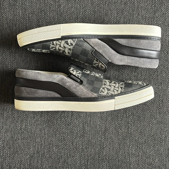 Men's Slip-On Shoes ( Louis Vuitton ) - Picture 2 of 12